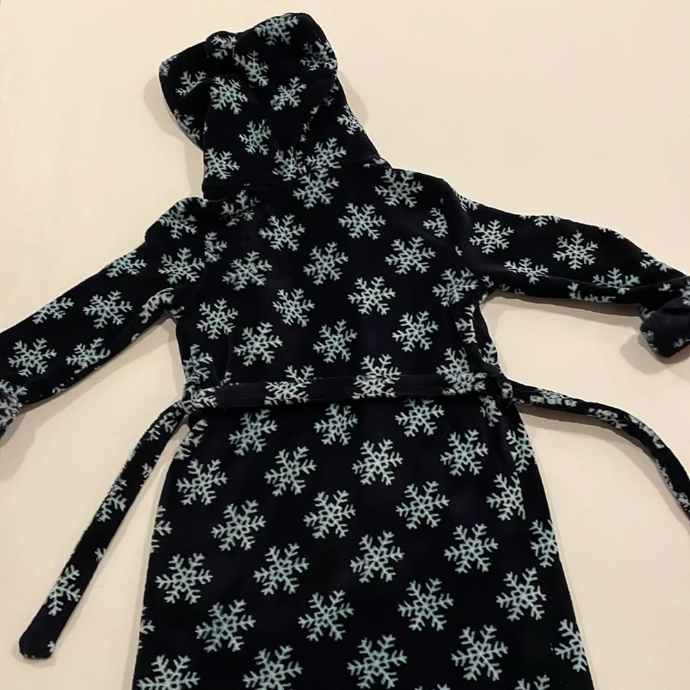 Baby gap navy blue robe with light blue snowflakes.  Kids size 5T